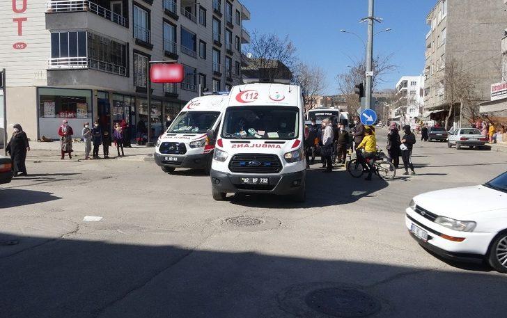 Hafif ticari araç bisiklete çarptı: 2 yaralı G3