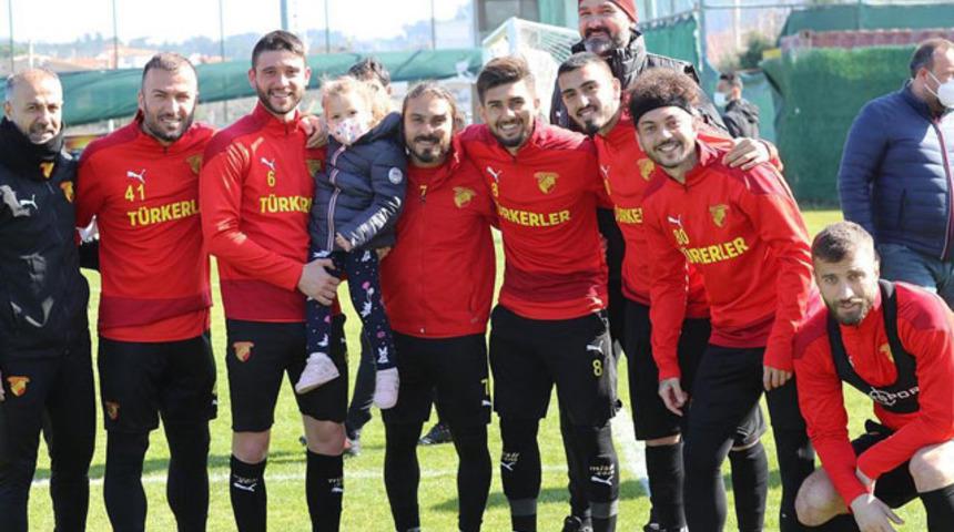 Depremin sembolü Ayda, Göztepe antrenmanında