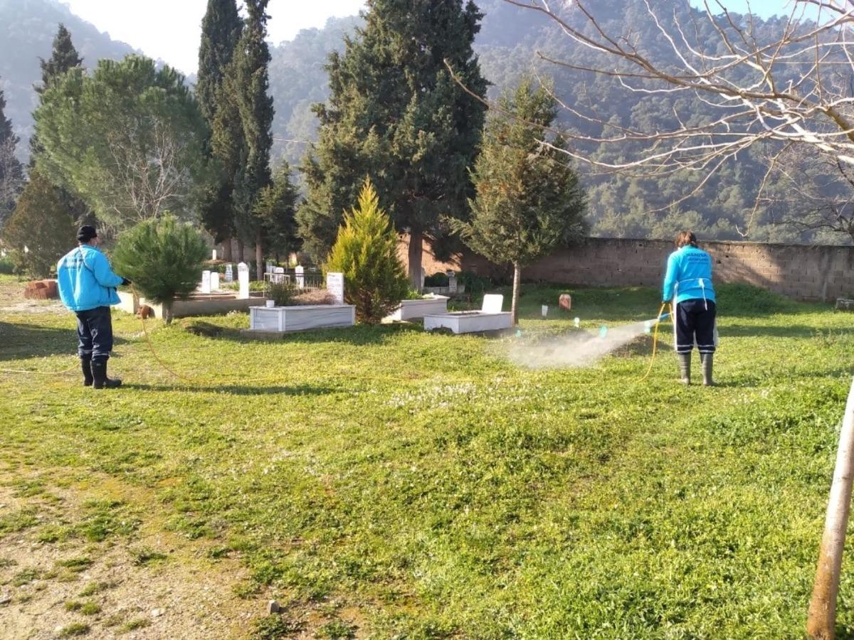 Mezarlıklarda temizlik ve ila&ccedil;lama &ccedil;alışmaları başladı