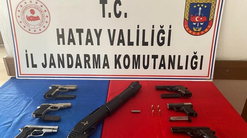 İş yerinde 7 adet ruhsatsız silah ele geçirildi