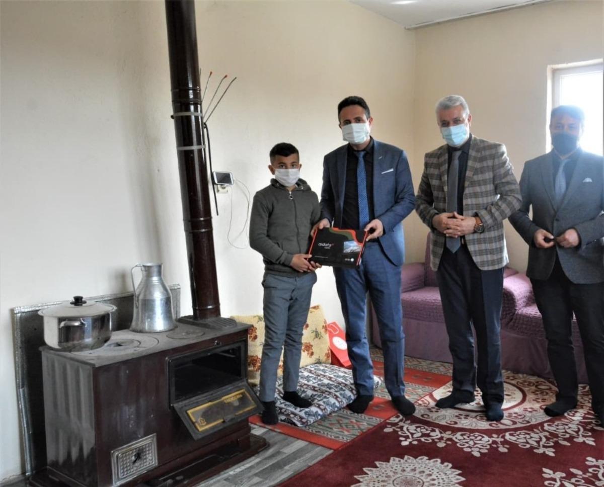 &Ouml;ğrencilere tabletleri evinde teslim ediliyor