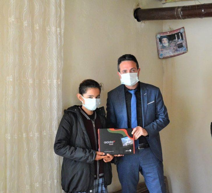 Öğrencilere tabletleri evinde teslim ediliyor G2