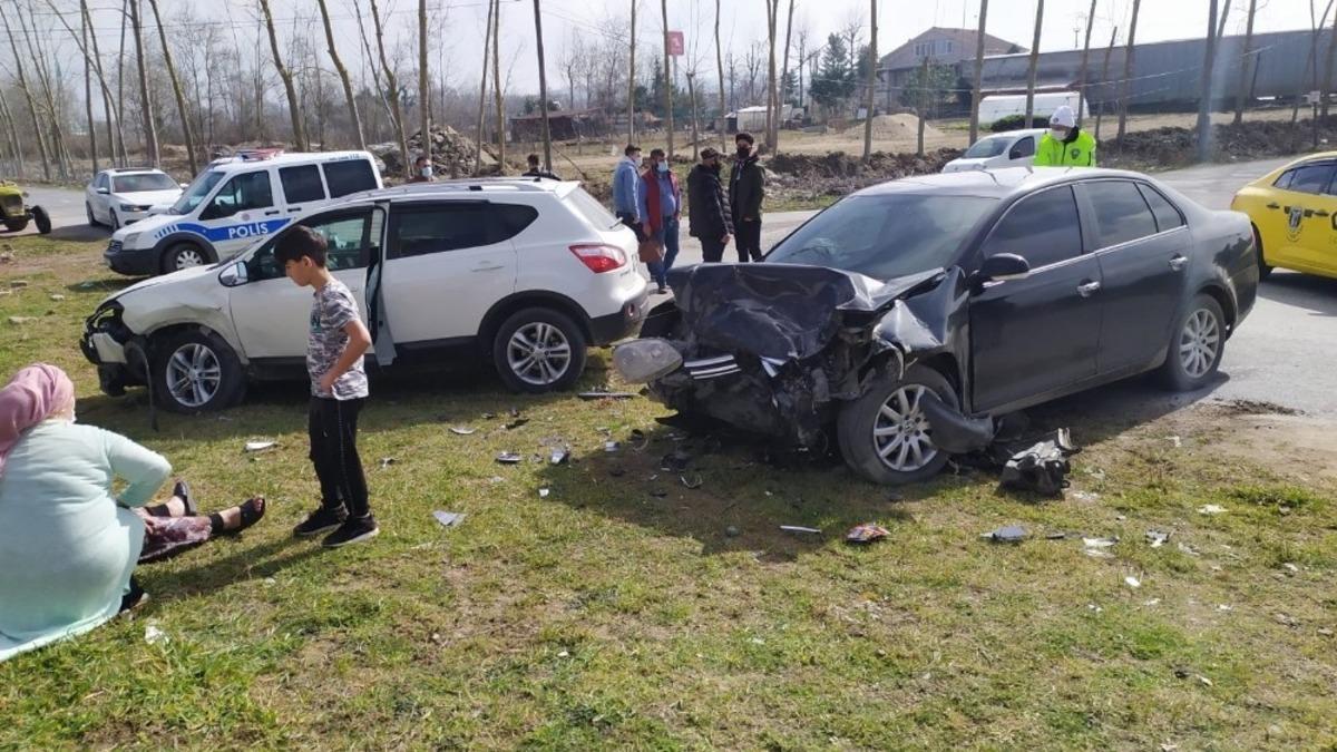 Cip ile otomobil kafa kafaya &ccedil;arpıştı, kazada karı koca yaralandı