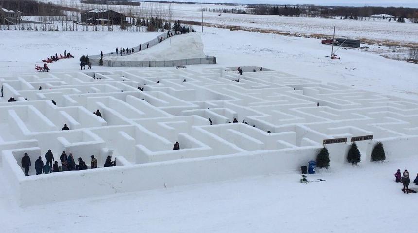 Kanada'daki dünyanın en büyük kar labirentine ziyaretçi akını