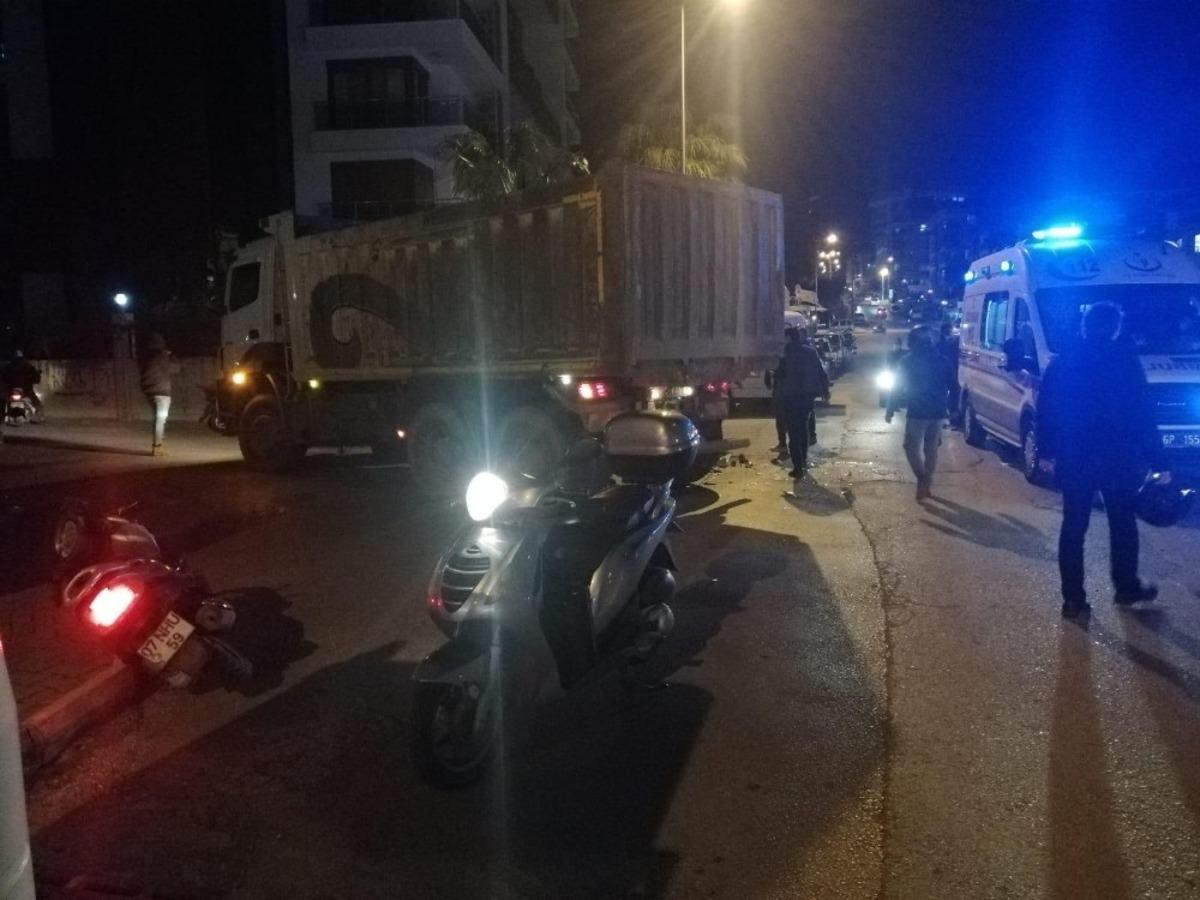 Alanya&rsquo;da kamyonla motosiklet &ccedil;arpıştı: 1 ağır yaralı
