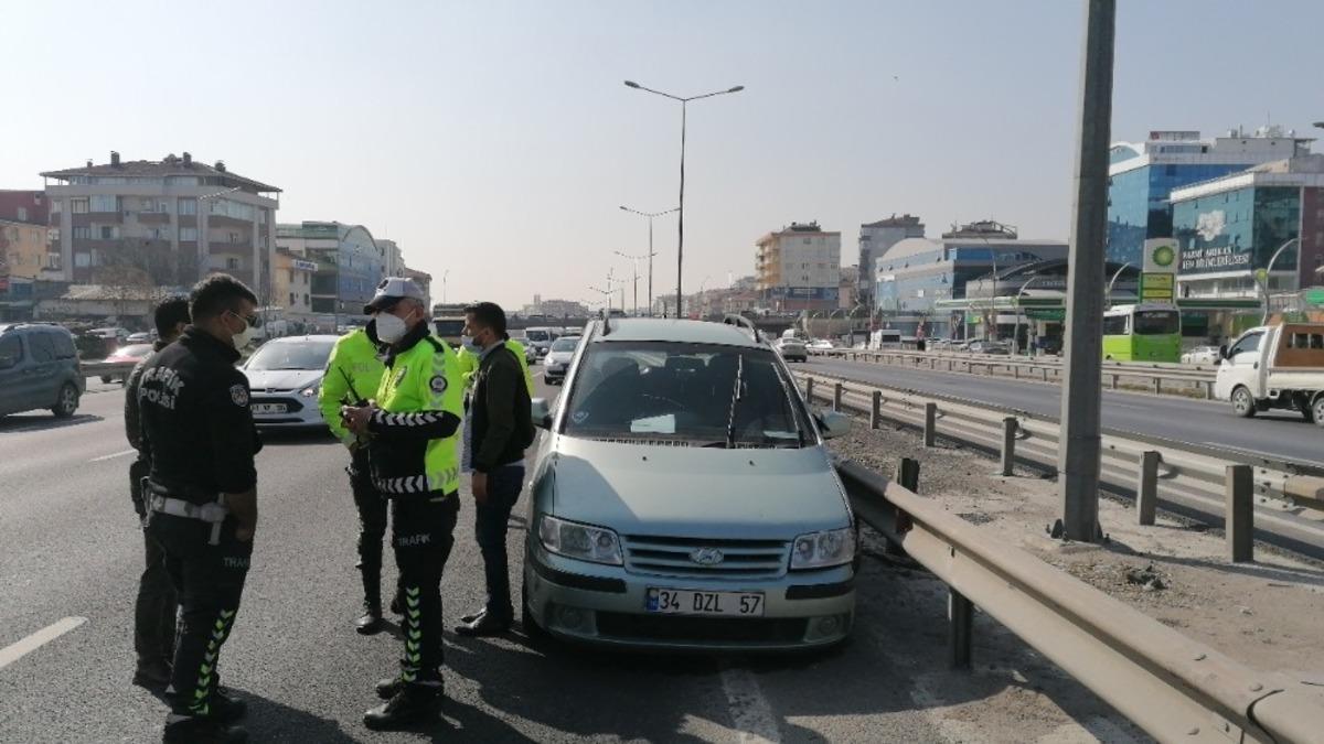 Makas atan bir otomobil y&uuml;z&uuml;nden bariyerlere &ccedil;arptı: 1 yaralı