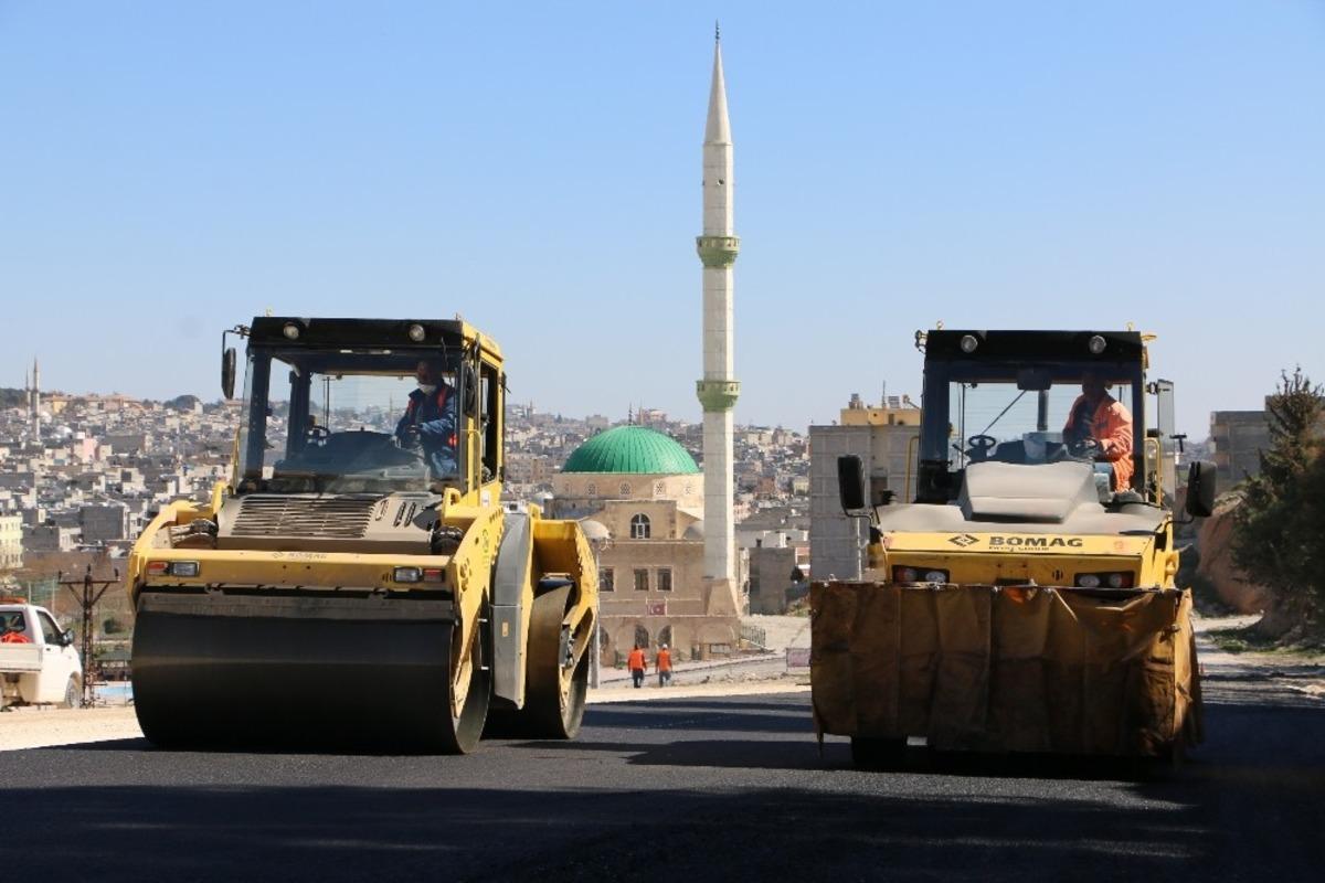 Şanlıurfa&rsquo;da yeni a&ccedil;ılan yollara asfalt d&ouml;k&uuml;l&uuml;yor