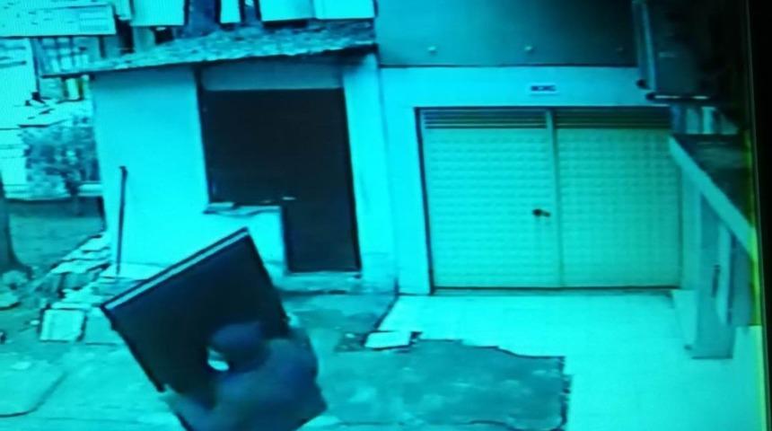 Caminin tuvalet kapılarını &ccedil;aldı