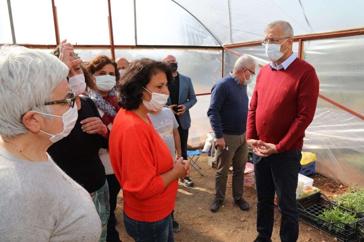 Mezitlili kadınlar &ccedil;i&ccedil;ek &uuml;retiyor