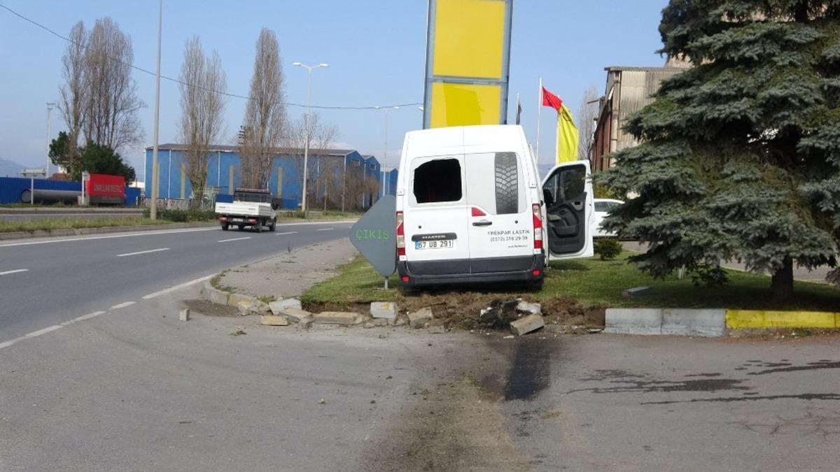 Ref&uuml;je &ccedil;ıkan ara&ccedil; tabelaya &ccedil;arparak durabildi: 1 yaralı