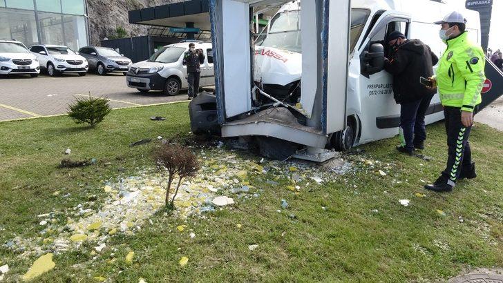 Refüje çıkan araç tabelaya çarparak durabildi: 1 yaralı G2