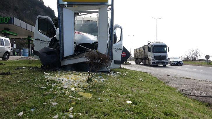 Refüje çıkan araç tabelaya çarparak durabildi: 1 yaralı G3