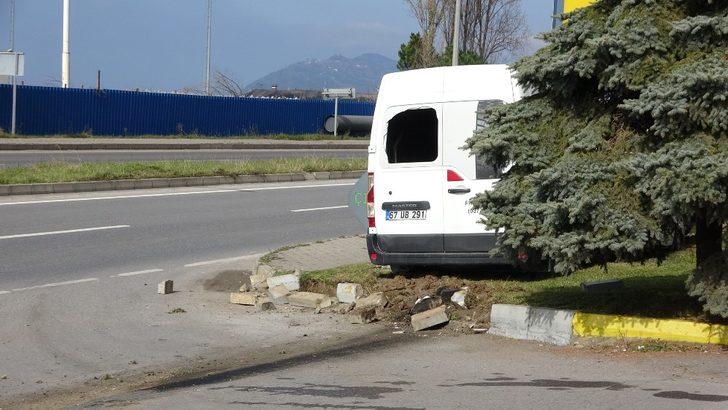 Refüje çıkan araç tabelaya çarparak durabildi: 1 yaralı G4