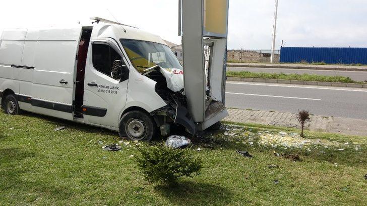 Refüje çıkan araç tabelaya çarparak durabildi: 1 yaralı G5