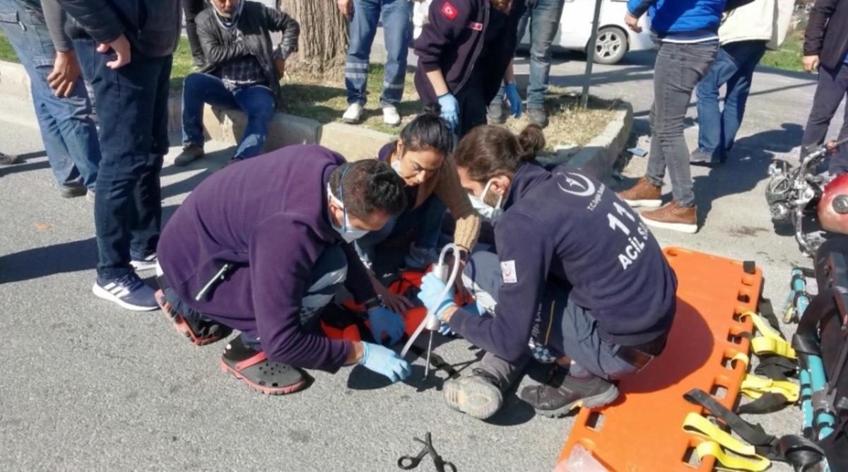 Kuşadası&rsquo;nda kamyonet ile motosiklet &ccedil;arpıştı, iki kişi yaralandı