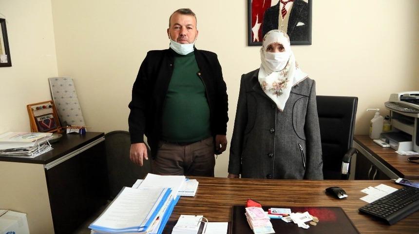 Yaşlı teyzenin parasını bulan duyarlı vatandaş parayı teslim etti