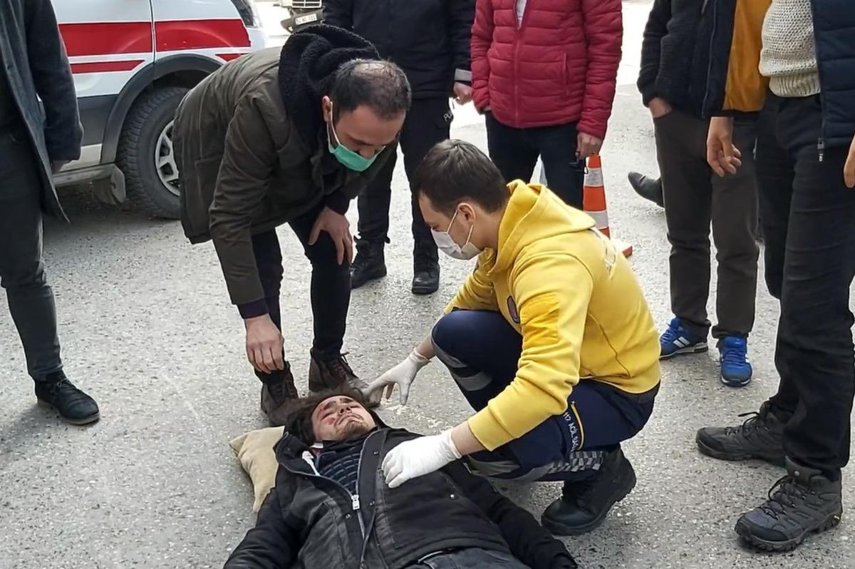 Motosiklet ile otomobilin &ccedil;arpıştığı kaza kamerada