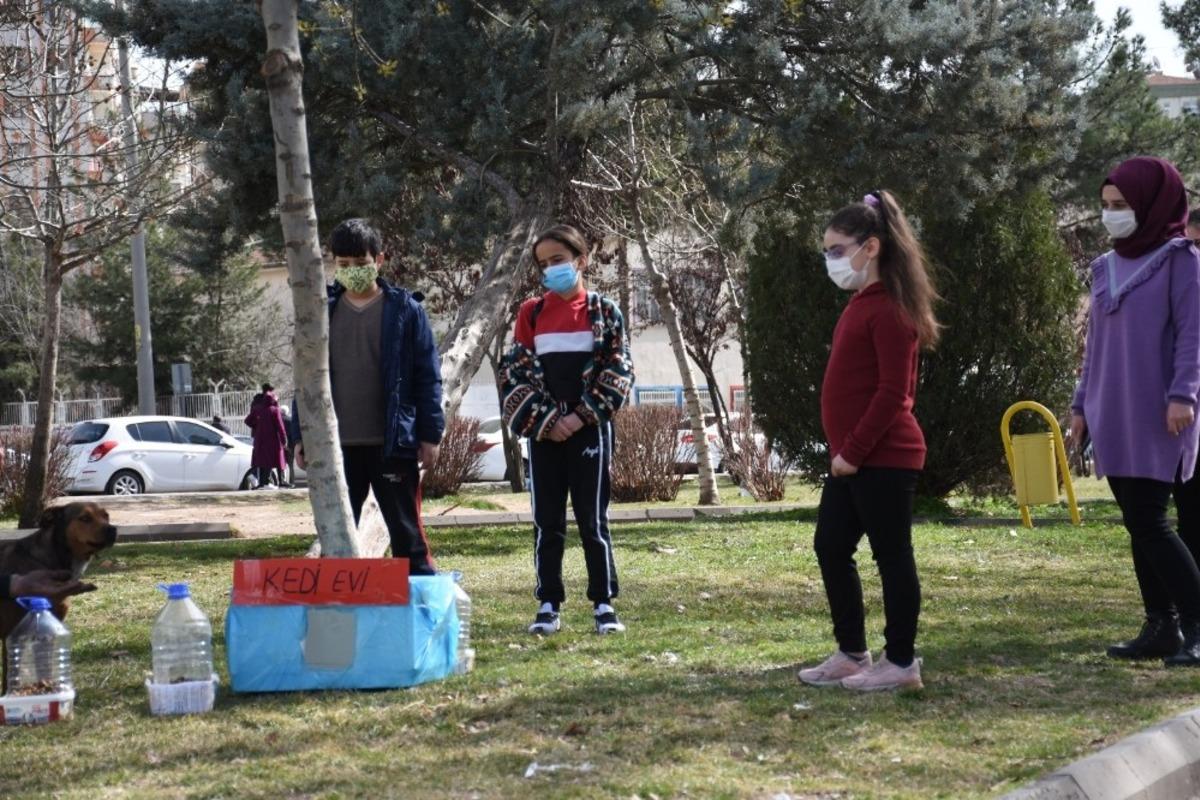 Minik y&uuml;rekler minik dostlarını unutmadı