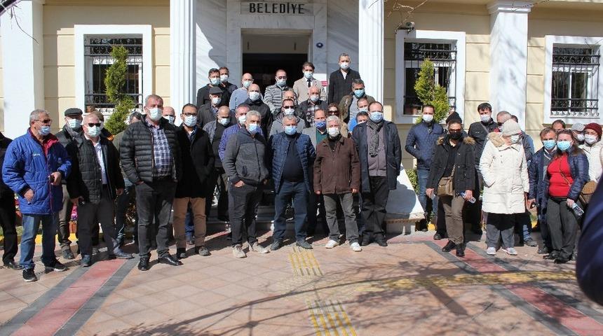 Bornova Belediyesi &ouml;n&uuml;nde alkışlı protesto