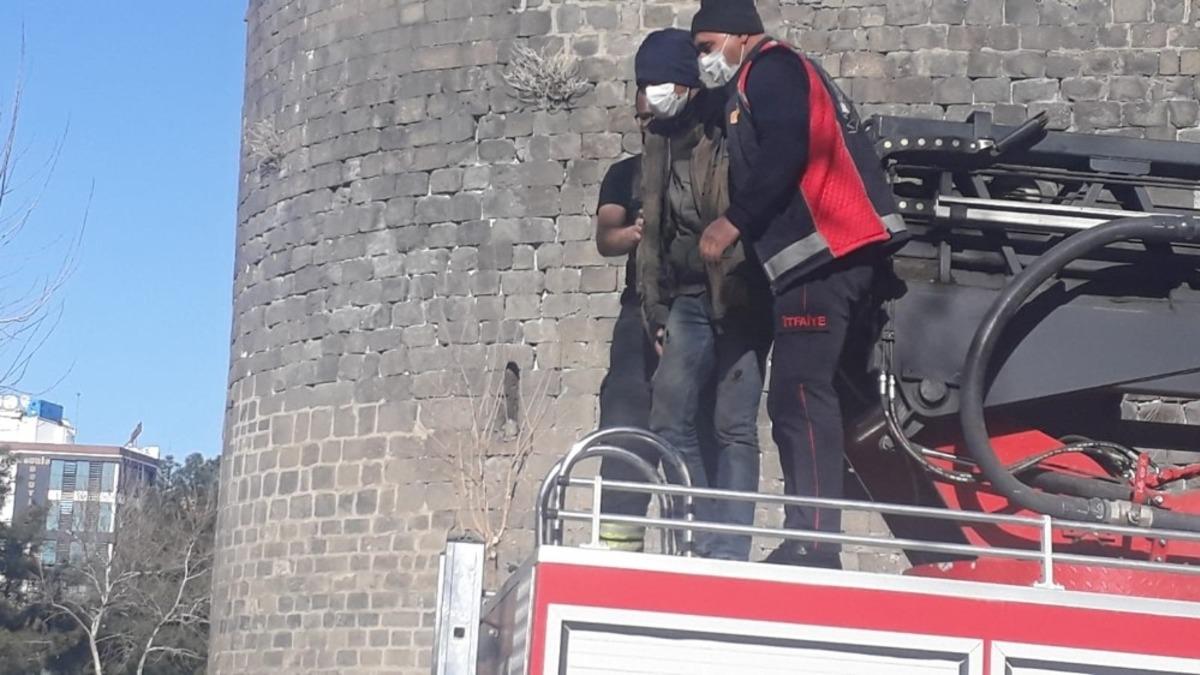 Psikolojik sorunları olan genci polis ve itfaiye ekipleri intihardan vazge&ccedil;irdi