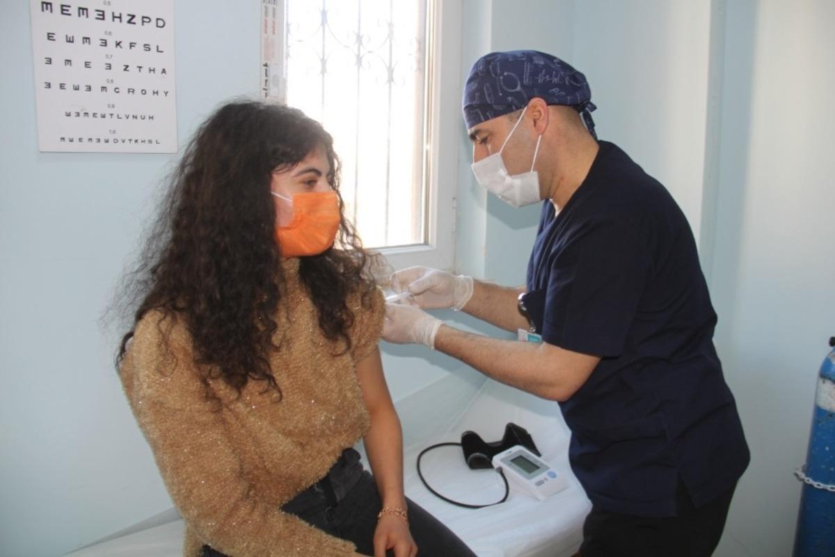 Şemdinli&rsquo;de &ouml;ğretmenlere korona vir&uuml;s aşısı