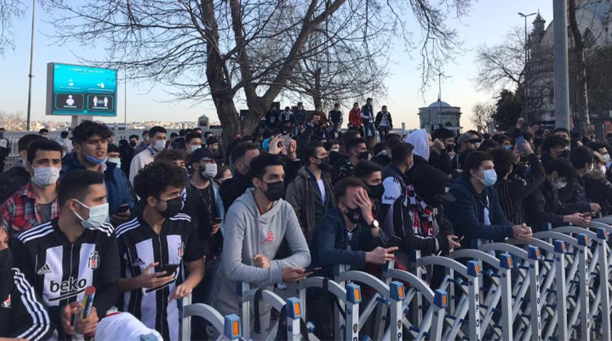 Beşiktaşlı taraftarlardan takıma coşkulu karşılama
