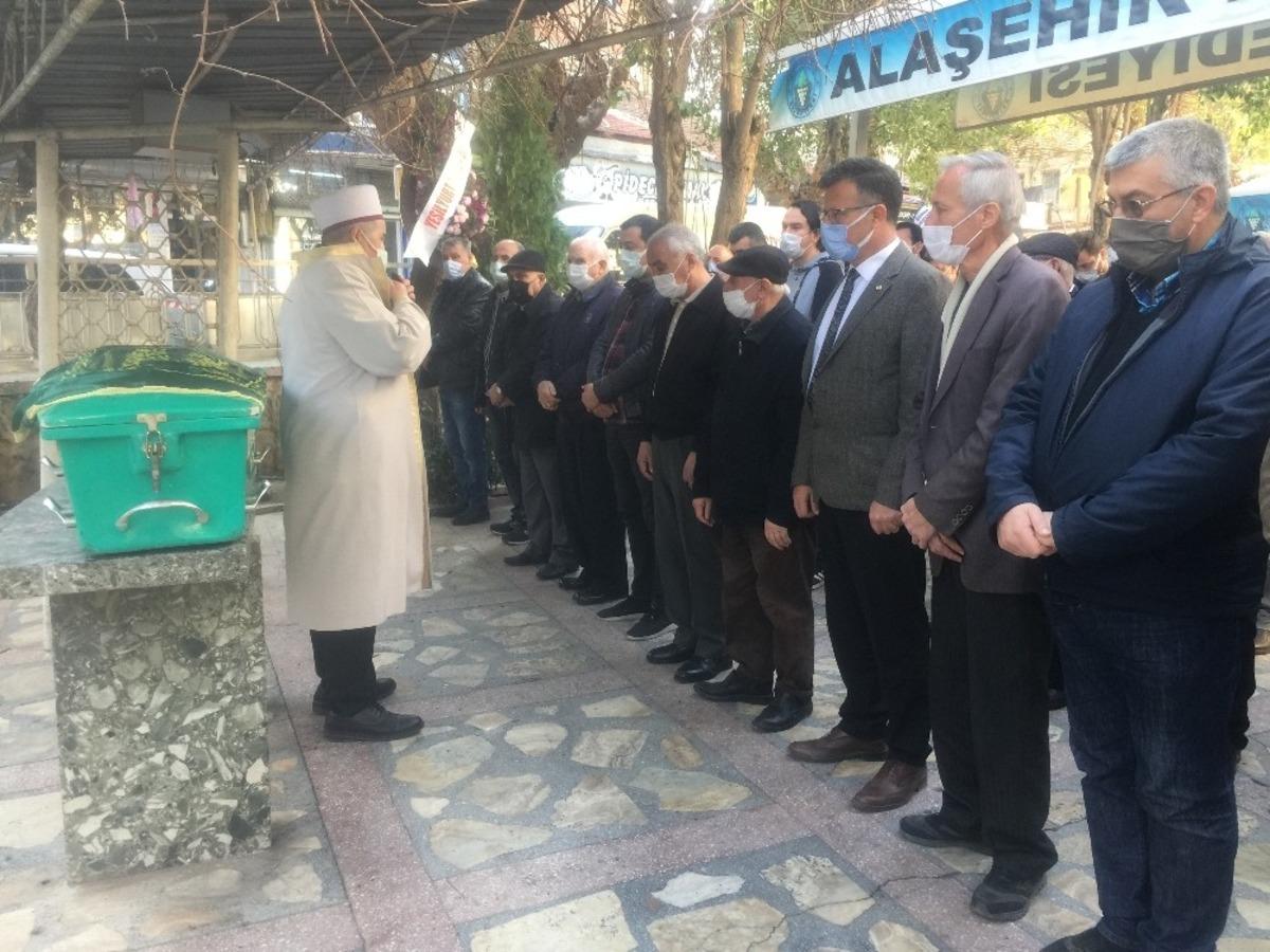 Aracında kalp krizi ge&ccedil;irip hayatını kaybetti