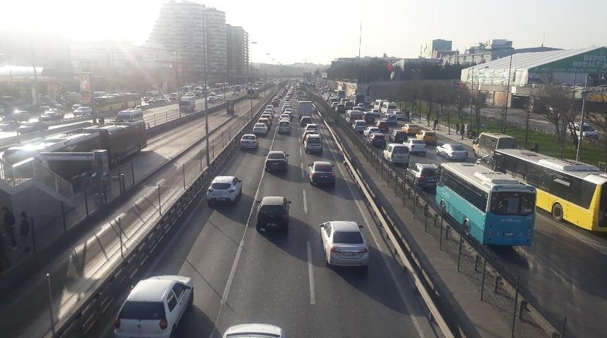 İstanbul’da trafik yoğunluğu yüzde 74 seviyelerine ulaştı