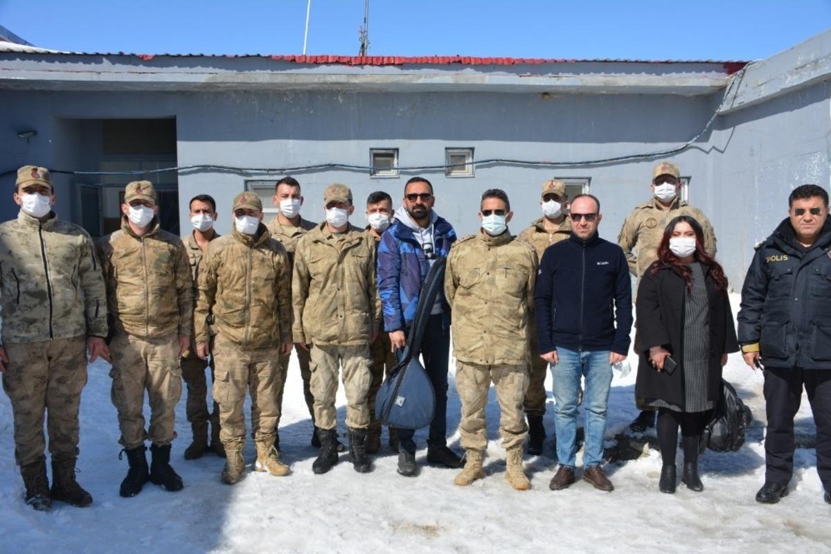 Sanat&ccedil;ı &Ouml;ngel&rsquo;den g&uuml;venlik g&uuml;&ccedil;lerine moral ziyareti