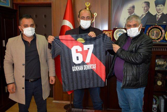 Başkan Demirtaş’a maden şehidi forması