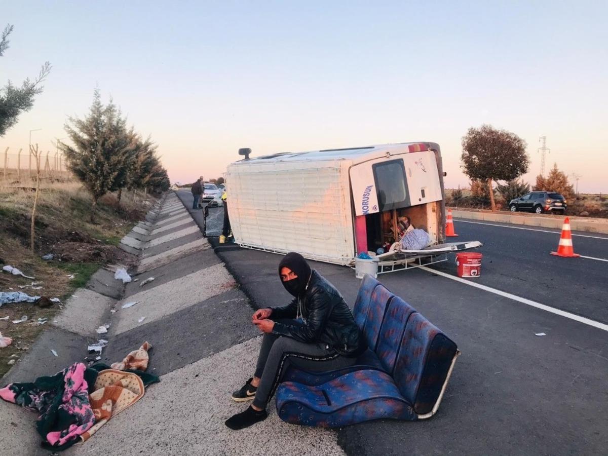 Tarım iş&ccedil;ilerini taşıyan minib&uuml;s devrildi: 12 yaralı