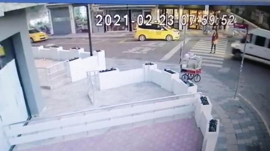 Yaya ge&ccedil;idinde durmadı, yayayı ezdi ge&ccedil;ti