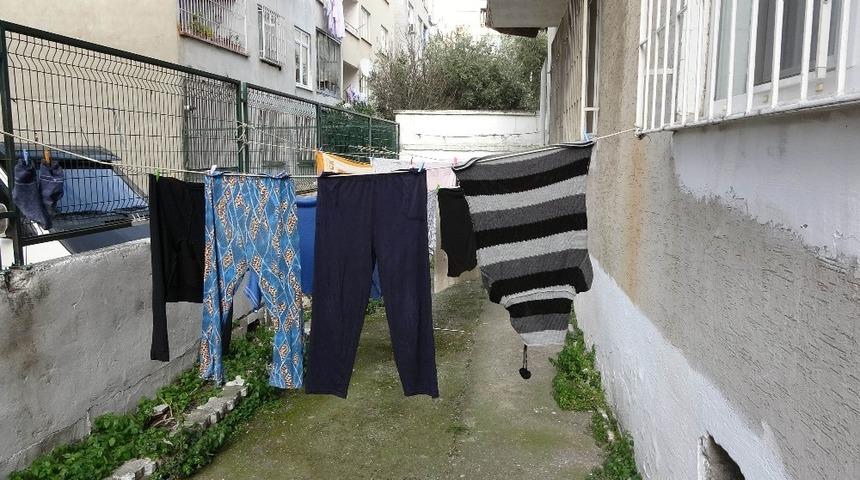 Pencereden düşen çocuğu, çamaşır ipi kurtardı