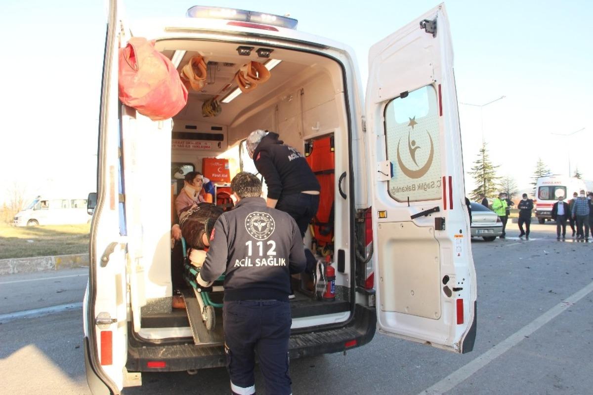 Afyonkarahisar&rsquo;da iki ara&ccedil; &ccedil;arpıştı: 7 yaralı