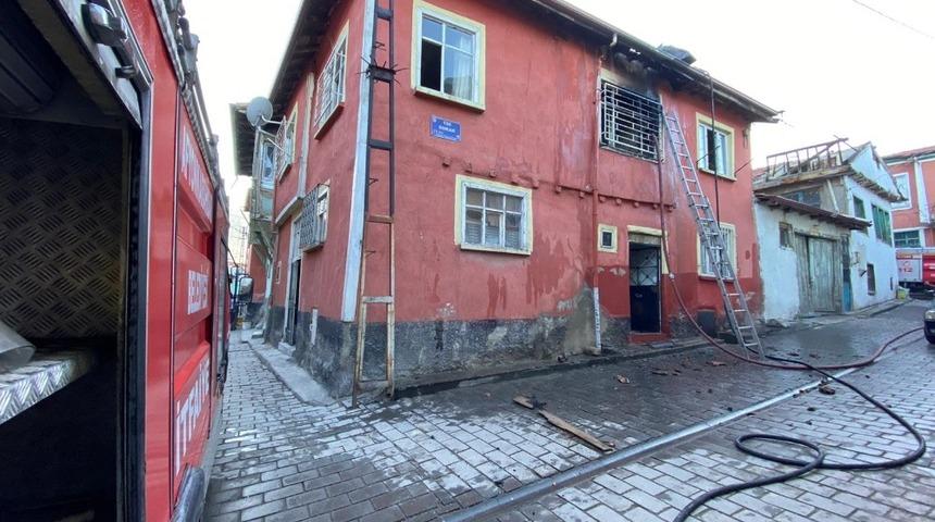Bacada çıkan yangın eve sıçradı, 2 oda yanarak kullanılamaz hale geldi