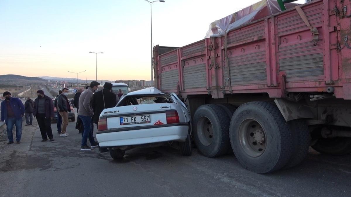 Kırıkkale&rsquo;de otomobil kamyona ok gibi saplandı: 2 yaralı