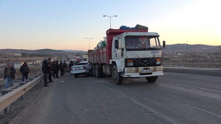 Kırıkkale’de otomobil kamyona ok gibi saplandı: 2 yaralı G3