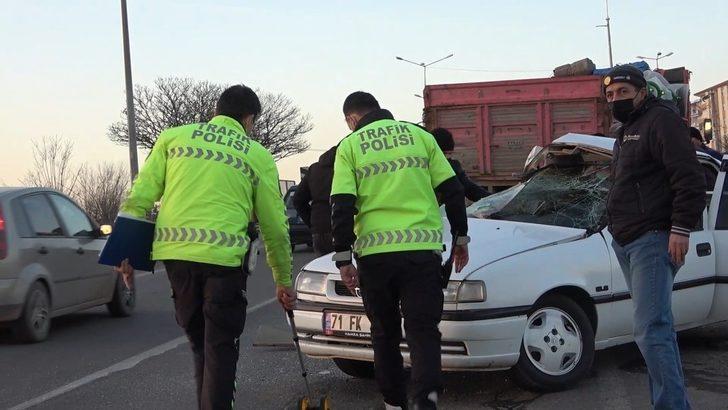 Kırıkkale’de otomobil kamyona ok gibi saplandı: 2 yaralı G5
