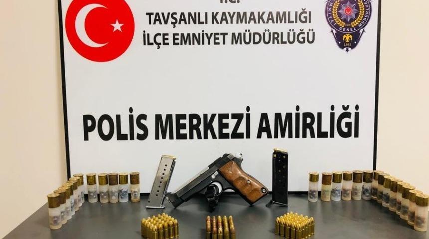 Durdurulan otomobilde ruhsatsız silah ve &ccedil;ok sayıda fişek ele ge&ccedil;irildi