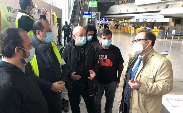 Almanya’da Türk Başkonsolos Tunçer, açlık grevindeki Türk işçileri ziyaret etti 1