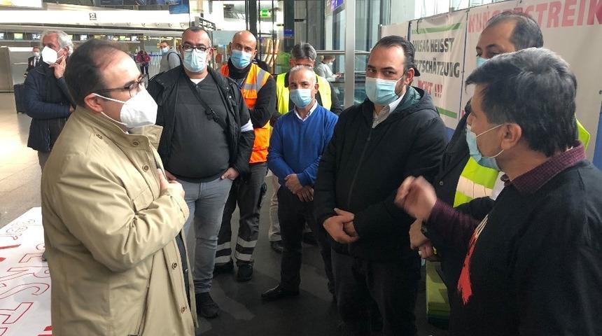 Almanya’da Türk Başkonsolos Tunçer, açlık grevindeki Türk işçileri ziyaret etti