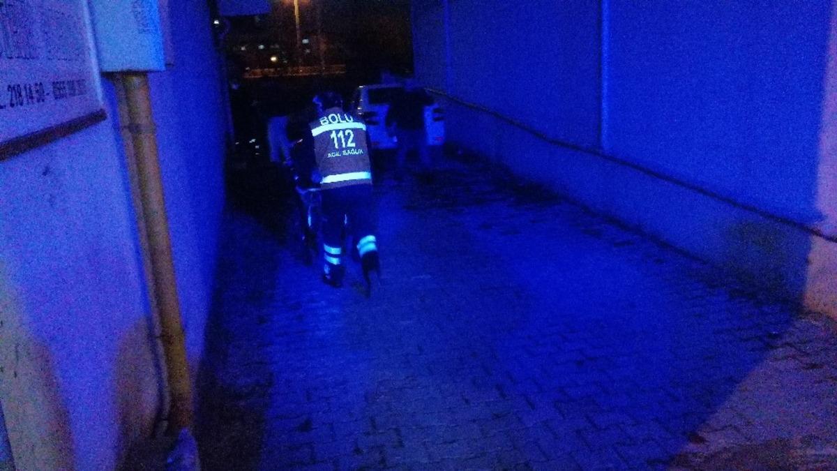 Alkol alan arkadaşlar arasında bı&ccedil;aklı kavga: 1 yaralı