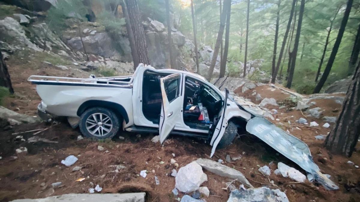 Kontrolden &ccedil;ıkan kamyonet u&ccedil;urumdan yuvarlandı: 5 yaralı