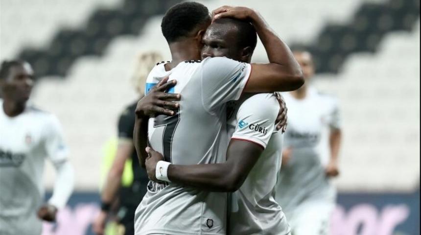 Cyle Larin: Aboubakar ile zevk alıyoruz