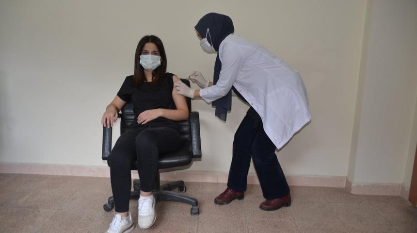 Kadın kaymakam ilk doz aşısını yaptırdı