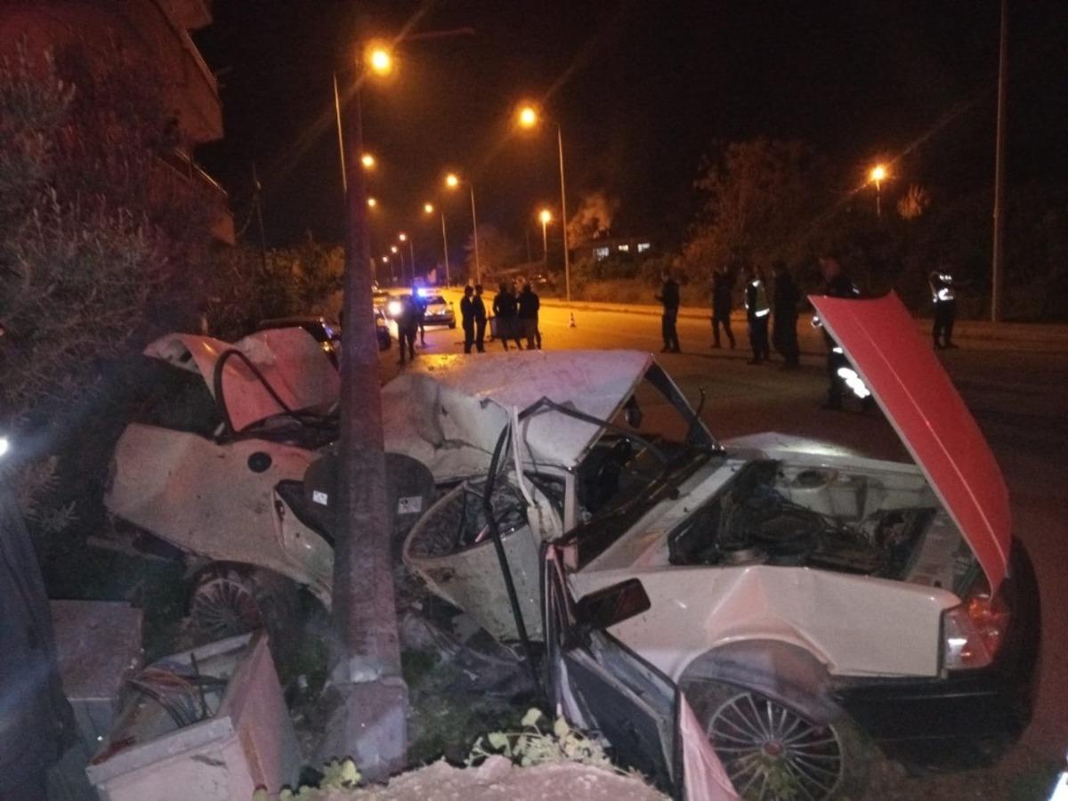 Kontrolden &ccedil;ıkan otomobil &ouml;nce &ccedil;&ouml;p konteynerine ardından direğe &ccedil;arptı: 1 &ouml;l&uuml;
