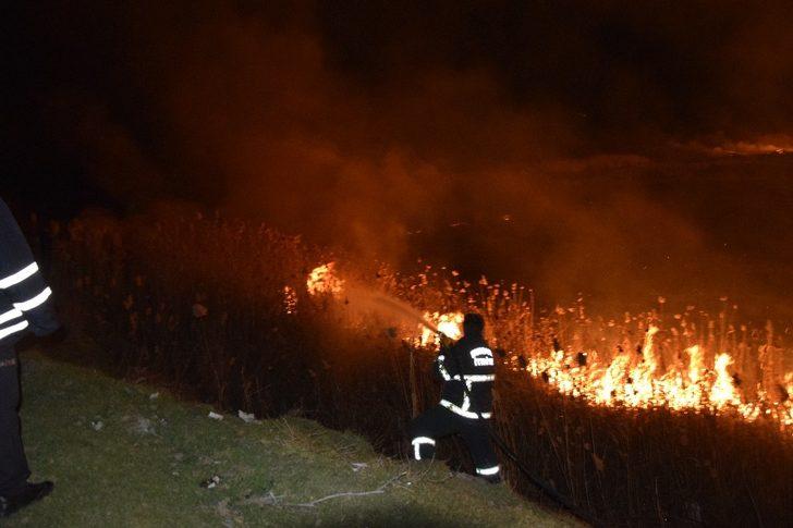 Burdur Gölü kıyısında korkutan sazlık yangını G2