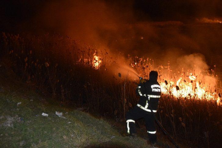 Burdur Gölü kıyısında korkutan sazlık yangını G3