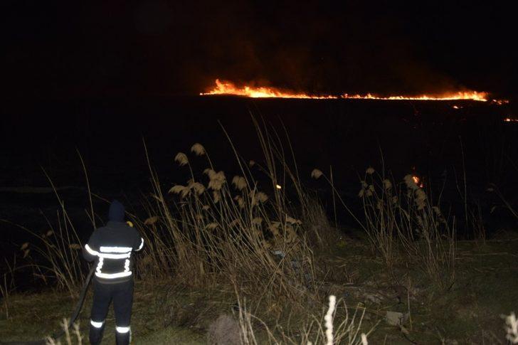 Burdur Gölü kıyısında korkutan sazlık yangını G5