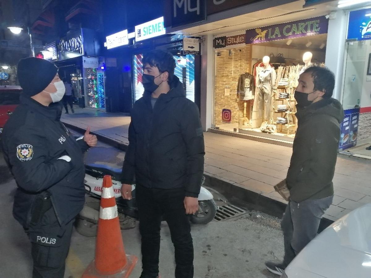 Kısıtlamayı delip maskesiz yakalandılar...&ldquo;&Ccedil;ekirdek &ccedil;itliyorduk&rdquo;
